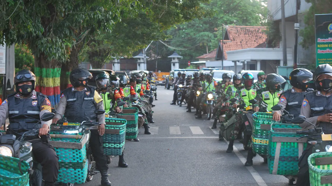 Manfaatkan bronjong seperti pedagang di pasar, Babinsa dan Bhabinkamtibmas antar sembako bagi warga kurang mampu. (Foto: Liputan6.com/Felek Wahyu)