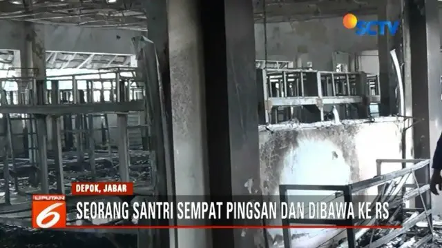 Pondok Pesantren Assa'adah di Depok, Jawa Barat, hangus dilalap api. Seorang santri dilarikan ke rumah sakit lantaran pingsan karena alami sesak napas.