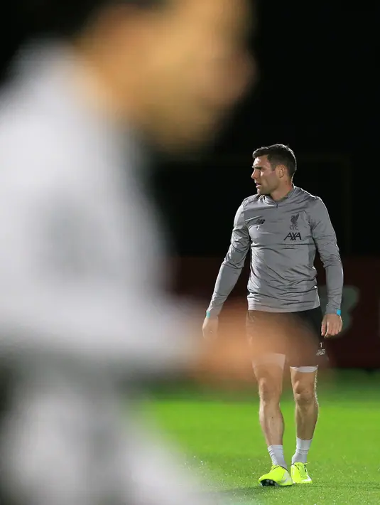 Gelandang Liverpool, James Milner mengikuti sesi latihan tim di Melwood, Inggris (26/11/2019). Liverpool akan bertanding melawan wakil Italia, Napoli pada Grup E Liga Champions di Anfield. (AFP/Lindsey Parnaby)