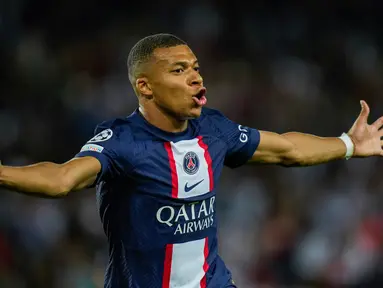 Pemain Paris Saint-Germain (PSG) Kylian Mbappe melakukan selebrasi usai mencetak gol ke gawang Juventus pada pertandingan sepak bola Grup H Liga Champions di Stadion Parc des Princes, Paris, Prancis, 6 September 2022. PSG mengalahkan Juventus dengan skor 2-1. (AP Photo/Thibault Camus)