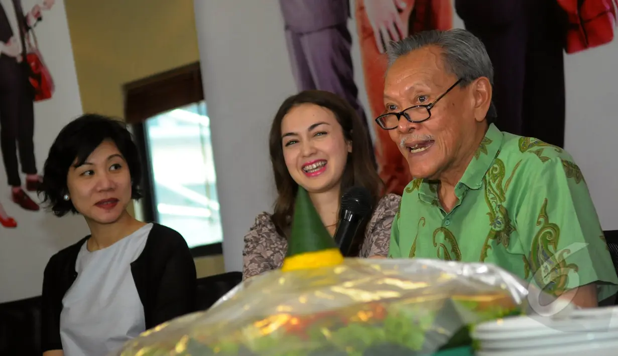 Hengky Solaiman (kanan) dan Rianty Cartwrigh (tengah) saat menghadiri acara Selametan film ‘3 Dara’, Jakarta, Rabu (6/5/2015). Film ‘3 Dara’ menceritakan tentang tiga orang lelaki yang terkena kutuk menjadi feminim. (Liputan6.com/Faisal R Syam)