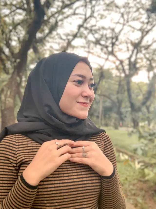 6 Potret Pedangdut Vita Alvia saat Pakai Hijab