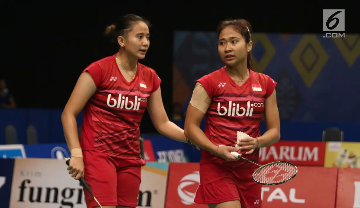 Ganda Putri Indonesia, Anggita S Awanda/Ni Ketut Mahadewi saat melawan Jung Kyung Eun/Shin Seung Chan di Babak Kedua Indonesia Open 2017, Jakarta, Jumat (16/6). Anggita/Ni Ketut menang 21-15, 12-21, 21-15. (Liputan6.com/Helmi Fithriansyah)