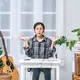 Di tengah ritme hidup yang serba cepat, mindfulness mengajak seseorang untuk lebih hadir pada saat ini dan menyadari pikiran maupun perasaan tanpa terburu-buru menghakiminya. (Foto/Dok: Magnific)