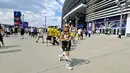 Gaya suporter Jerman saat menuju MetLife Stadium, New York New Jersey, AS, jelang laga fase grup Piala Dunia 2026 melawan Ekuador, Kamis (25/6/2026). Ribuan pendukung dari kedua tim memadati area stadion sejak beberapa jam sebelum kick-off untuk memberikan dukungan langsung kepada tim kesayangan mereka. (KLY Sports/Hery Kurniawan)
