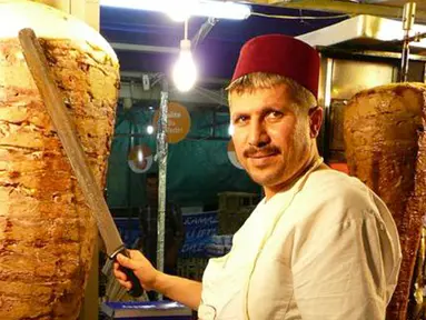 Makanan yang populer di negara Timur Tengah saat Idul Adha adalah kebab yakni daging yang ditusuk lalu dipanggang dan dibakar kemudian di sajikan dengan beragam cara. (britishstreetfood.co.uk)