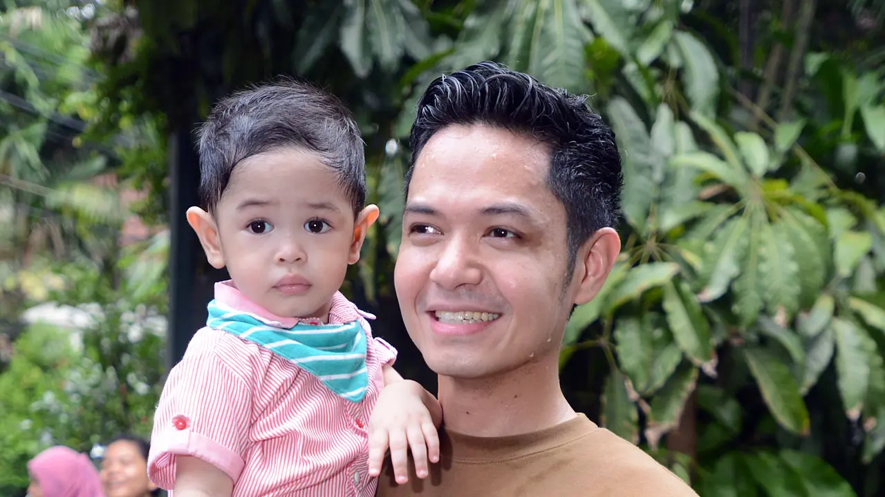[Bintang] Kemesraan Dude Harlino dan Anak, Nominator Infotainment Awards