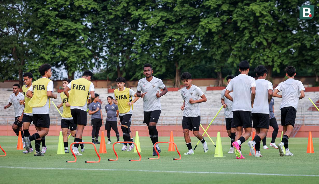 Kapten Timnas Indonesia U-17, Iqbal Gwijangge (tengah) dan rekannya melakukan pemanasan saat latihan resmi menjelang laga penentu Grup A Piala Dunia U-17 2023 di Stadion Gelora 10 November, Tambaksari, Surabaya, Rabu (15/11/2023). (Bola.com/Bagaskara Lazuardi)