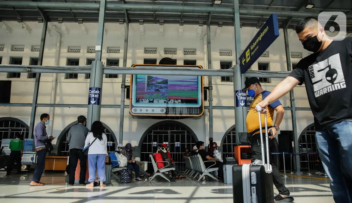 Calon penumpang tiba di Stasiun Senen, Jakarta, Sabtu (23/10/2021). PT Kereta Api Indonesia (Persero) kembali memperbolehkan anak-anak usia di bawah 12 tahun naik KA Jarak jauh mulai 22 Oktober 2021. (Liputan6.com/Faizal Fanani)