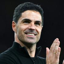Pelatih Arsenal, Mikel Arteta, tampak bahagia setelah anak asuhnya berhasil meraih kemenangan penting saat menjamu Burnley dalam lanjutan Premier League di Emirates Stadium, Selasa (19/5/2026). (AFP/Glyn Kirk)