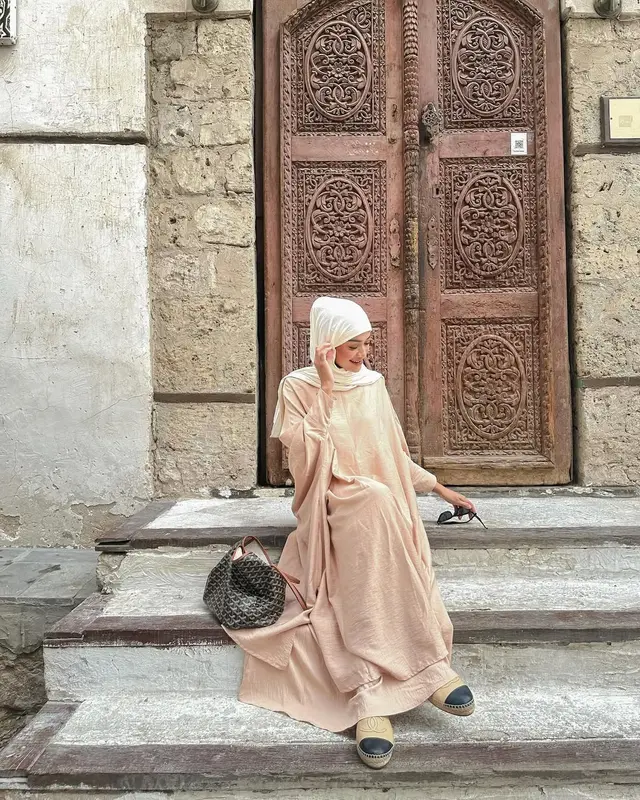 3. Nuansa Nude yang Feminin dan Menyejukkan