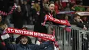 Suporter Bayern Munich terus memberikan dukungan bagi timnnya pada laga leg kedua 16 besar Liga Champions di Stadion Allianz Arena, Kamis (17/3/2016) dini hari WIB. (AFP/Odd Andersen)