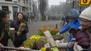 Warga mendapatkan buket tulip di Amsterdam, Belanda, Sabtu (15/1/2022). Toko-toko di seluruh Belanda dengan hati-hati dibuka kembali setelah berminggu-minggu penguncian virus corona. (AP Photo/Peter Dejong)