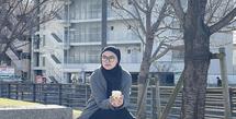 Tampil minimalis menjadi kunci ZeeZee Shahab terlihat awet muda. [Foto: Instagram/ Zeezeeshahab]
