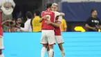 Gelandang Arsenal, Leandro Trossard (kanan) berselebrasi dengan rekannya Kieran Tierney setelah mencetak gol ke gawang Barcelona pada pertandingan uji coba di SoFi Stadium, California, Amerika Serikat, Kamis (27/7/2023) siang WIB. (AP Photo/Ashley Landis)