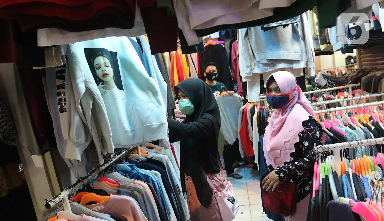 Calon pembeli memilih pakaian bekas di salah satu kios Pasar Senen Blok III, Jakarta, Kamis (11/6/2020). Pasar yang tetap buka saat PSBB dengan pembatasan jam operasional ini akan kembali dibuka secara normal pada 15 Juni 2020 dengan aturan protokol kesehatan COVID-19. (Liputan6.com/Herman Zakharia)