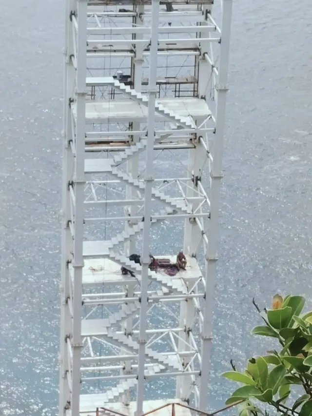 Proyek lift kaca di Pantai Kelingking Bali
