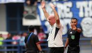 Pelatih Persib Bandung, Bojan Hodak melakukan protes terhadap keputusan wasit dalam laga lanjutan BRI Super League 2025/2026 melawan Persija Jakarta di Stadion Gelora Bandung Lautan Api, Bandung, Minggu (11/01/2026). (Bola.com/Abdul Aziz)