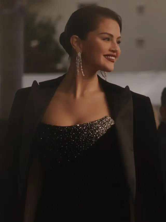 Penampilan Selena Gomez mengenakan pakain serba hitam yang elegan. [@academymuseum]
