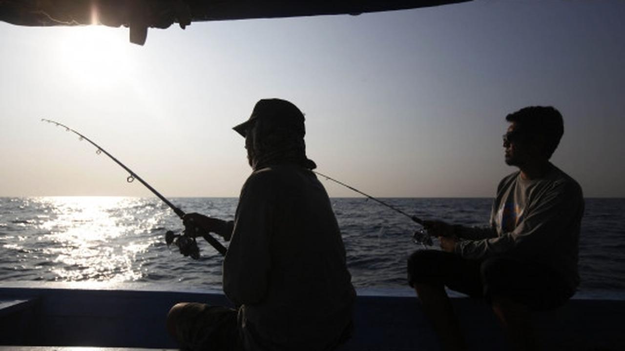 Serunya ngabuburit dengan memancing di perairan Kepulauan Seribu