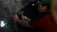 Perlu perjuangan bagi para petambang akik Kalimaya untuk mendapat sebongkah batu mereka perlu waktu berjam-jam di dalam lubang yang letaknya 15 meter di bawah tanah Mulai dari menggali lubang, membuat gua hingga proses pencarian batu dilakukan dengan...