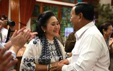 Potret Titiek Soeharto Jenguk Prabowo Subianto Usai Kaki Dioperasi, Tatapan Matanya Syahdu
