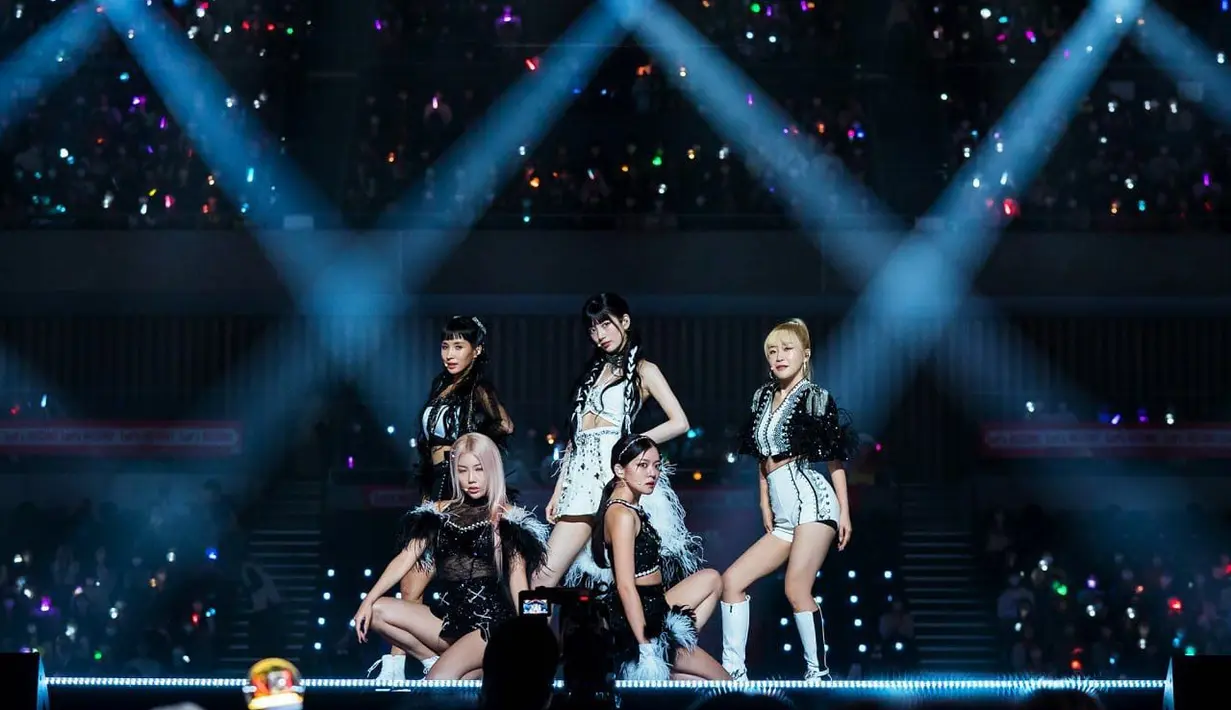 Sebagai Lee Doona, Suzy benar-benar bersinar! Untuk tampil sebagai idola papan atas, Suzy mengenakan gaun mini yang indah dalam potongan gambar untuk drama tersebut. Untuk diketahui, scene ini diambil saat Suzy tampil di acara KCon tahun 2022 di Jepang.