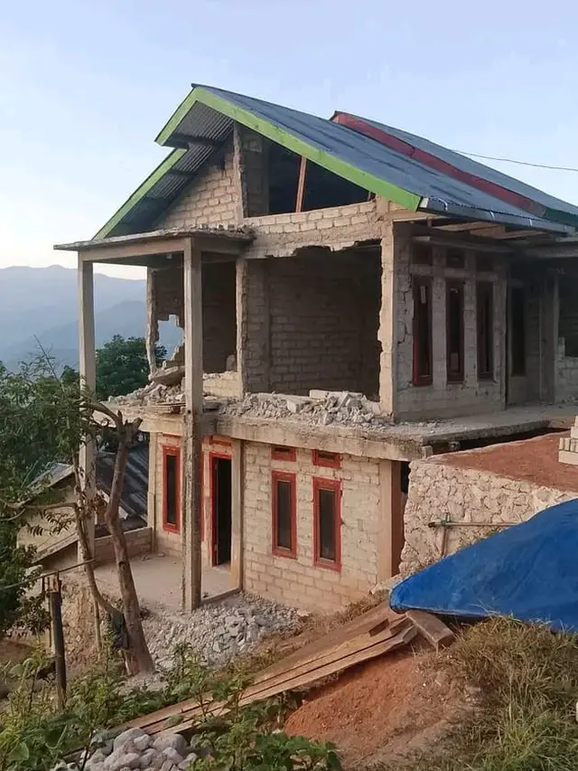 Kerusakan di Maumere akibat gempa M7,0 Guncang NTT