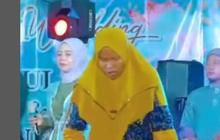Viral Istri Ngamuk Lihat Suaminya Naik ke Panggung Mau Nyanyi Sama Biduan, Dipukul lalu Didorong Suruh Turun