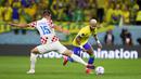 <p>Pemain Timnas Brasil, Neymar (kanan) berusaha melewati penjagaan pemain Timnas Kroasia, Mario Psalic dalam laga babak perempatfinal Piala Dunia 2022 di Education City Stadium, Al Rayyan, Qatar, Jumat (9/12/2022) malam WIB. (AP/Manu Fernandez)</p>