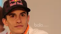 Pebalap Repsol Honda Team, Marc Marquez mengikuti konferensi pers usai peluncuran  tunggangan barunya pada MotoGP 2017 di Kemayoran, Jakarta. (Bola.com/Nicklas Hanoatubun)