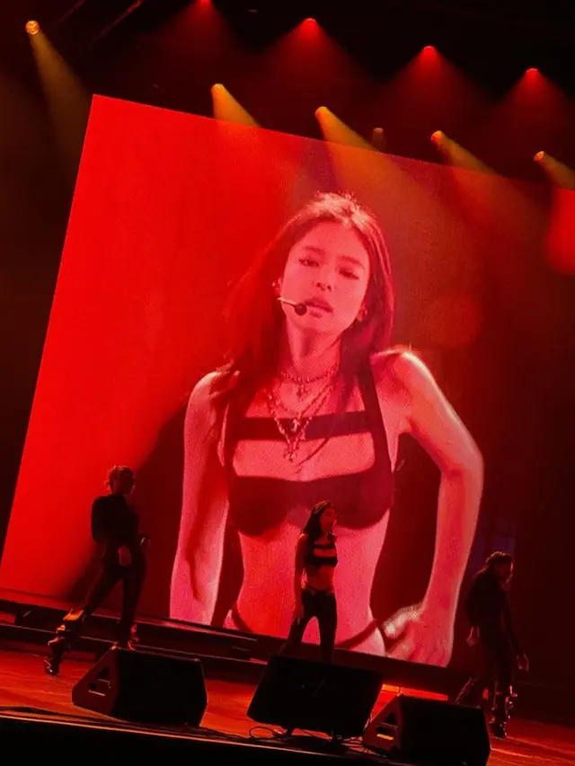 Busana Jennie di konser The Ruby Experience memicu perdebatan. (credit:instagram.com/jennierubyjane)