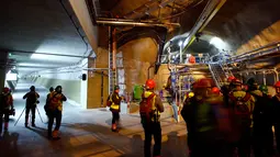 Jurnalis saat meliput tahap akhir pembangunan terowongan NEAT Gotthard di Sedrun, Swiss, (10/3). Terowongan kereta ini telah memasuki tahap penyelesaian dan siap dioperasikan pada akhir 2016. (REUTERS/Arnd Wiegmann)
