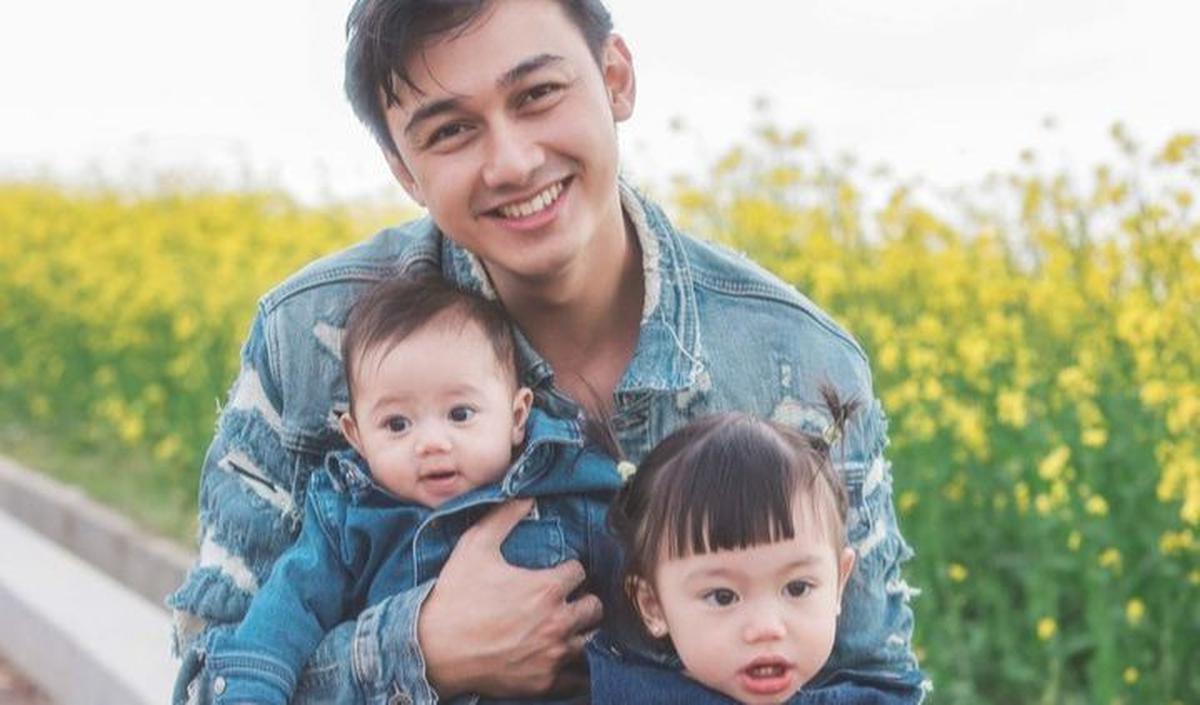 Potret Bible dan Zefanya langsung mencuri perhatian. Potret keduanya begitu lucu dan menggemaskan.