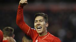Pemain Liverpool, Roberto Firmino mencetak satu gol saat timnya melibas Manchester City pada lanjutan Liga Inggris di Stadion Anfield, Kamis (3/3/2016). (Reuters / Phil Noble)