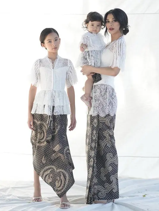 <p>Tak sendiri, ia juga ditemani oleh kedua putrinya, Kierra dan Korra.  (Instagram/adindabakrie).</p>