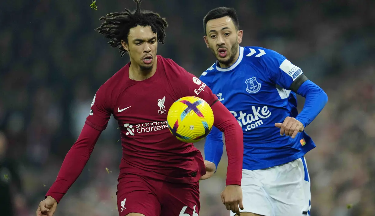Bek Liverpool, Trent Alexander-Arnold berebut bola dengan pemain Everton, Dwight McNeil pada pertandingan lanjutan Liga Inggris di stadion Anfield di Liverpool, Inggris, Selasa (14/2/2023). Liverpool menang atas Everton 2-0. (AP Photo/Jon Super)