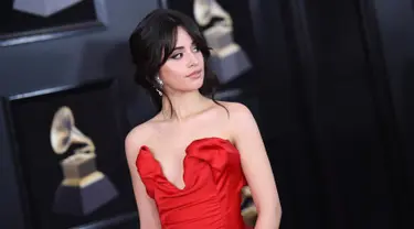 Penyanyi Camila Cabello berpose setibanya di karpet merah ajang musik bergengsi Grammy Awards 2018 di New York, Minggu (28/1). Camila Cabello tampil menawan dalam balutan gaun merah yang menunjukan lekuk tubuhnya tersebut. (AFP PHOTO/ ANGELA WEISS)