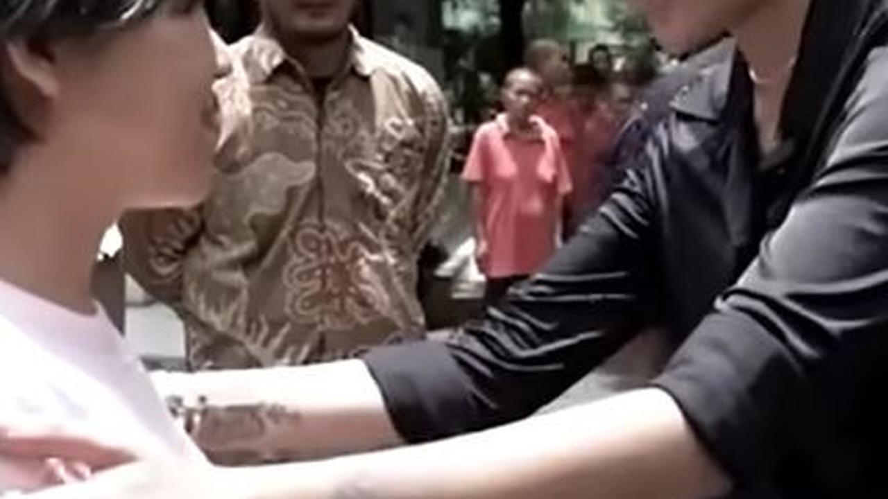 Nikita Mirzani Melongo Diajak Ngomong Bahasa Inggris oleh ODGJ yang Ngaku Lulusan S3
