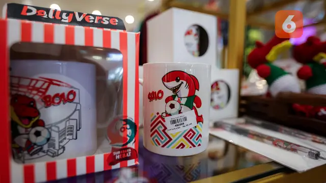 Foto: Berburu Merchandise Piala Dunia U-17 2023 di Kota Surabaya