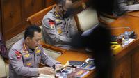 Kapolri Jenderal Pol Listyo Sigit Prabowo (kiri) mengikuti rapat kerja bersama Komisi III DPR di di Kompleks Parlemen Senayan, Jakarta, Senin (24/1/2022). Raker terkait evaluasi kinerja dan capaian Polri selama tahun 2021, serta rencana penggunaan anggaran 2022. (Liputan6.com/Angga Yuniar)