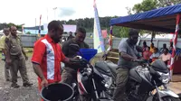 Distribusi bahan bakar minyak (BBM) di Papua. (Liputan6.com/Katharina Janur)