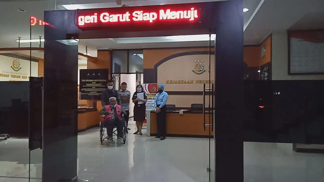 DPO 13 Tahun, Kejaksaan Negeri Garut, Jawa Barat akhirnya menangkap Misbach Somantri, terdakwa kasus korusp bekas anggota DPRD Garut 1999-2004 lalu. (Liputan6.com/Jayadi Supriadin)