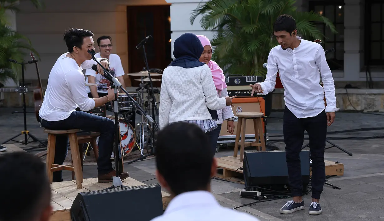 Dalam konser itu, para personel tidak hanya melulu bermain sesuai dengan porsinya. Para personel juga meluangkan waktu berbincang dengan para penggemarnya. (Galih W. Satria/Bintang.com)