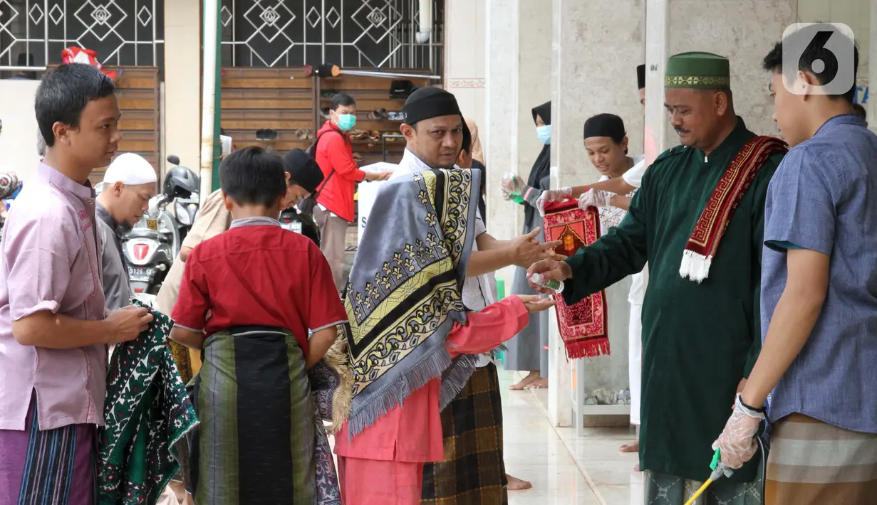 Petugas memberikan hand sanitizer sebelum Salat Jumat di Masjid El-Syifa, Jakarta, Jumat (20/3/2020). MUI dan Pemprov DKI Jakarta menginstruksikan kepada seluruh pengurus masjid untuk meniadakan sementara Salat Jumat untuk menekan penyebaran virus corona tau COVID-19. (Liputan6.com/Fery Pradolo)
