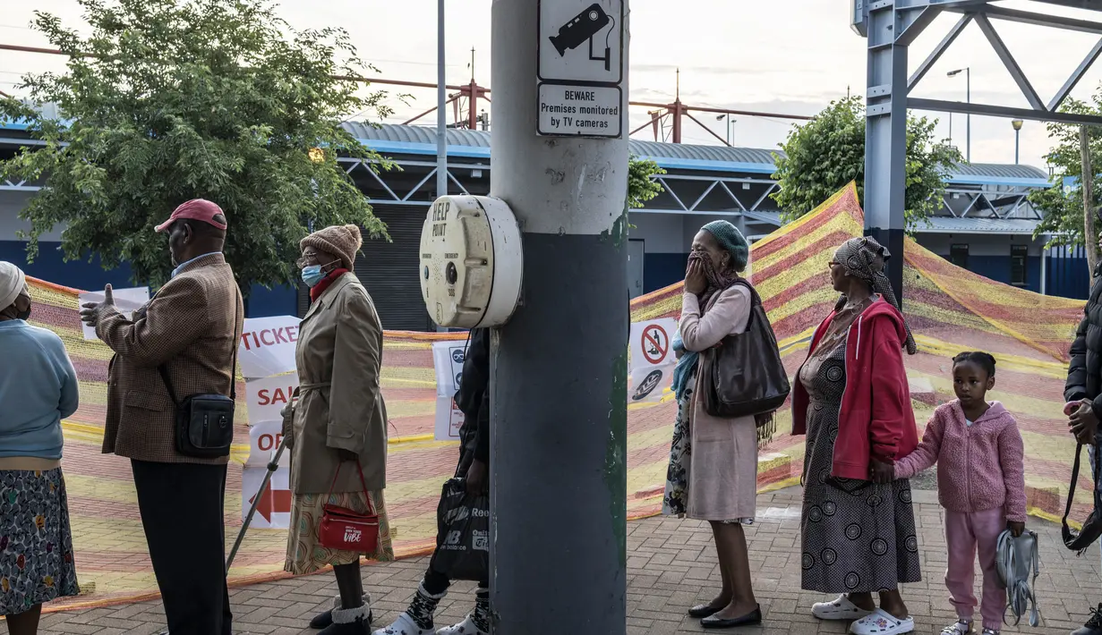 Para pasien mengantre untuk masuk ke kereta Phelophepa, yang diparkir di stasiun kereta Dube di Soweto, pada 10 Oktober 2023. (MARCO LONGARI/AFP)