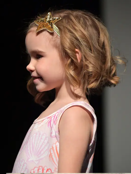 Model cilik berjalan di atas catwalk membawakan busana Pickles n Roses selama petitePARADE di Children's Club di Jacob Javits Center, New York, AS (9/1). (Mike Coppola/Getty Images for petitePARADE/AFP)