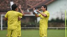 Pelatih Arema, Eduardo Almeida saat memimpin latihan di lapangan Ketawang, Kabupaten Malang (Iwan Setiawan/Bola.com).