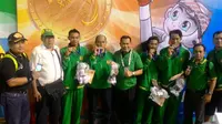Tim sepak takraw Jatim merebut medali emas di nomor double event regu putra PON 2016. (Bola.com/Fahrizal Arnas)