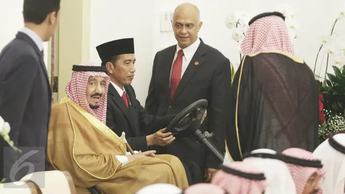 Di Bawah Hujan Deras, Jokowi Sambut Raja Salman